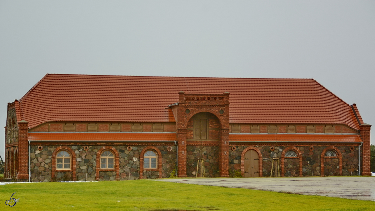 Die (ehemaligen) Stallungen des Schlosses in Kartlow sind recht beeindruckende Feldsteinbauten. (Dezember 2014)