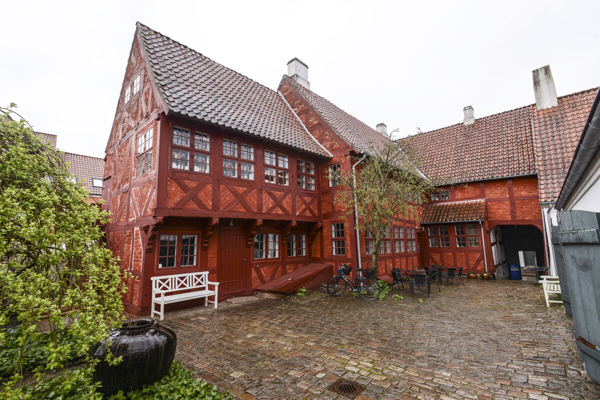 Die Ehlers-Keramiksammlung ist in diesem Haus in Hadersleben (Haderslev) untergebracht, welches im Jahre 1577 erbaut wurde. Im Sommer werden hier gelegentlich Theaterstcke aufgefhrt. Aufnahme: 5. Mai 2021.