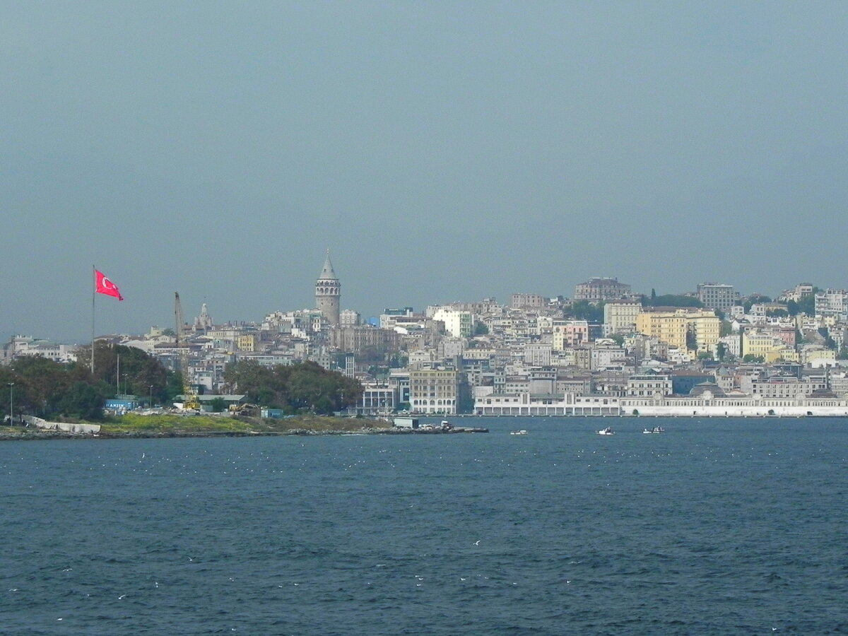 Die Einfahrt zum Goldenen Horn in Istanbul am 16.10.2014. Zu sehen ist der von 1349 stammende Galataturm an der h�chsten Stelle des Istanbuler Stadtteils Galata.