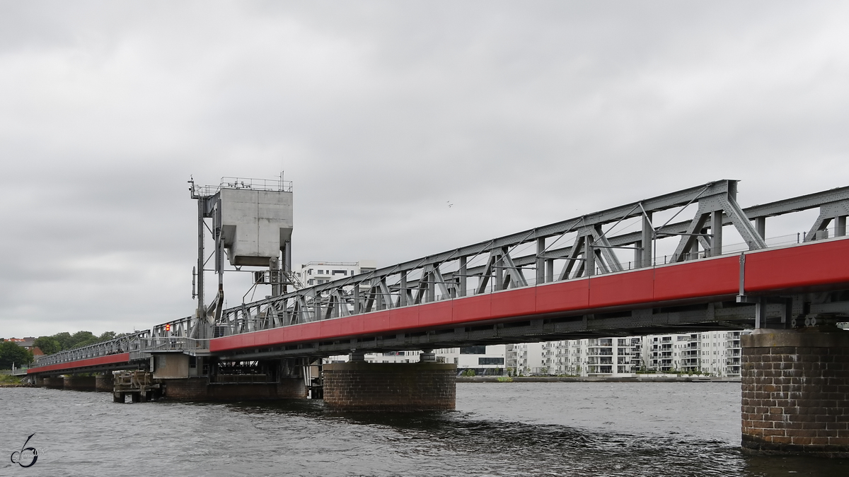 Die Eisenbahnbrcke an einem verregneten Juni-Tag 2018 in Aalborg.