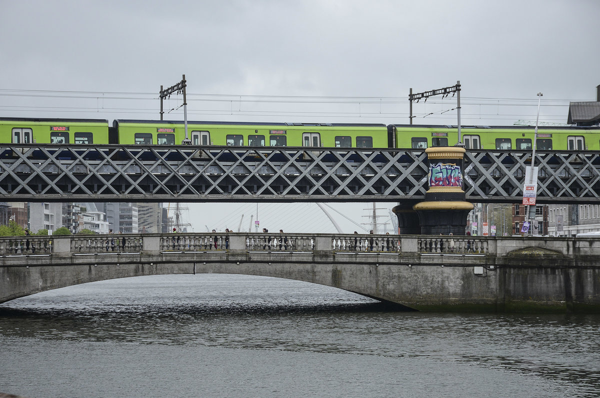 Die Eisenbahnbrcke ber den Fluss Liffey in Dublin bzw. die Butt Bridge von Talbot Memorial Bridge aus gesehen. Aufnahme: 11. Mai 2018.