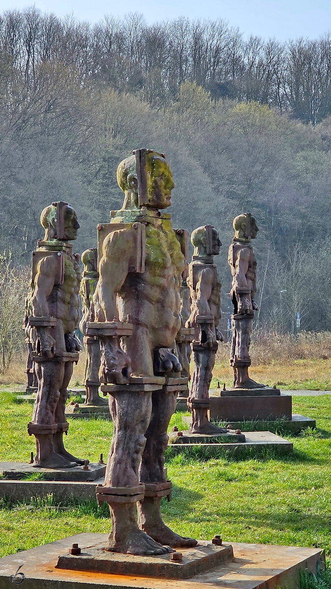 Die Eisenmm�nner sind etwa 2,40 meter hohe Eisenskulpturen des polnischen Bildhauers Zbigniew Frączkiewicz aus dem Jahr 1996. (Hattingen, M�rz 2026)