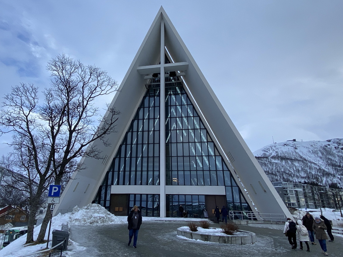 Die Eismeerkathedrale am 24. Februar 2024 zur Mittagszeit nahe der Tromsbrcke.