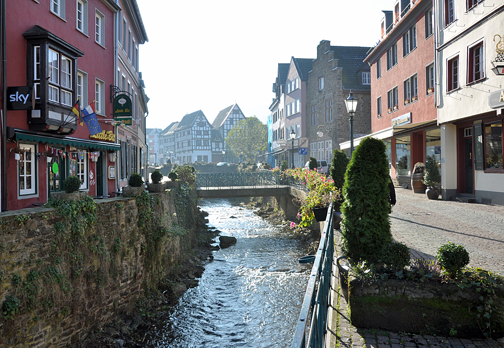 Die Erft und die Werther Strasse durch Bad Mnstereifel im leichten Dunst - 16.11.2013