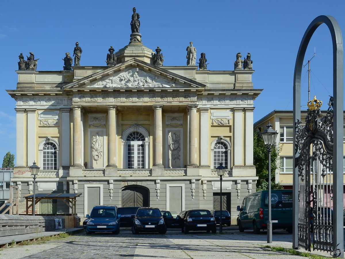 Die erhaltene Portalfassade des Langen Stalls, des ehemaligen Reit- und Exerzierhauses in Potsdam. (September 2012)