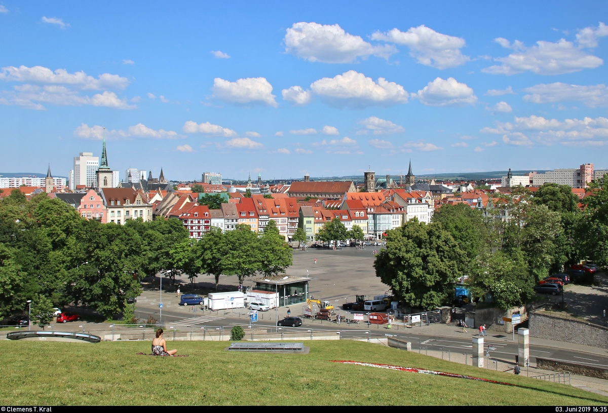 Die Erhebung ist nicht betrchtlich, dafr die Aussicht umso mehr...
Blick vom Petersberg auf die Erfurter Altstadt an einem heien Montagnachmittag. Im Vordergrund befindet sich der Domplatz, auf dem sich der Erfurter Dom und die Kirche St. Severi befinden.
[3.6.2019 | 16:35 Uhr]