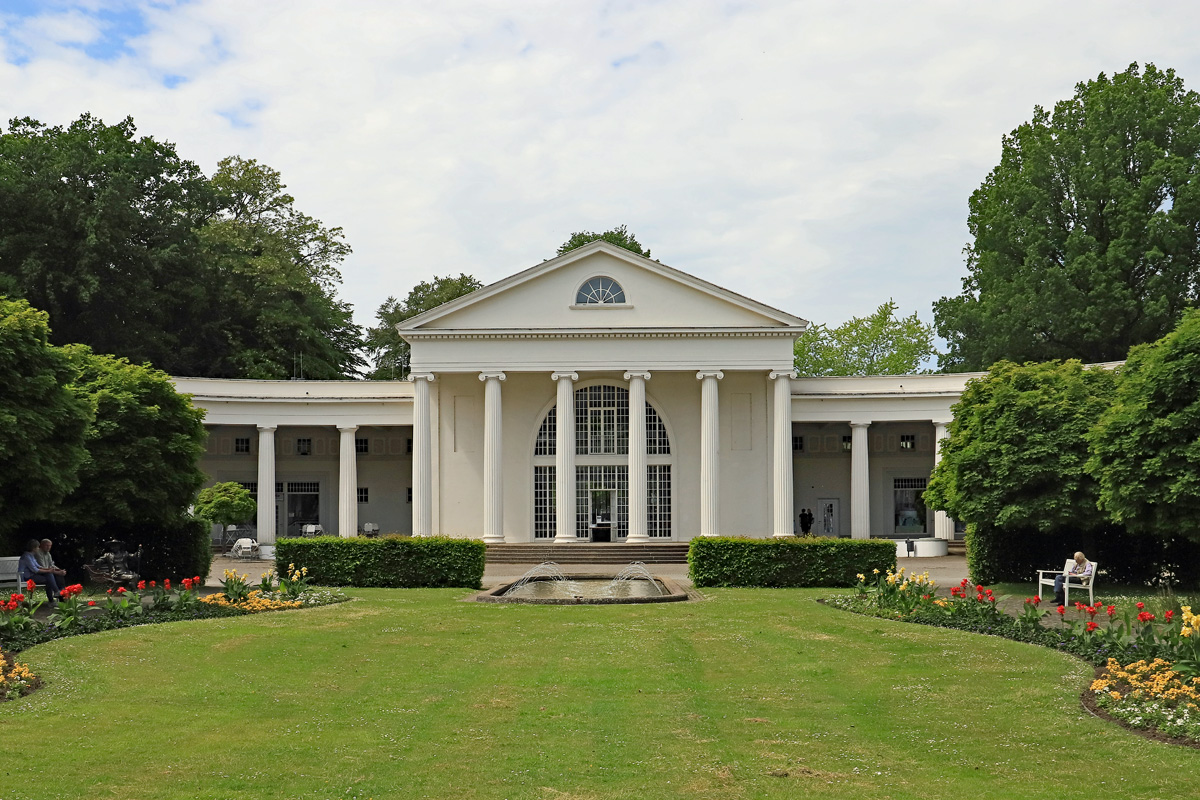 Die erst 1926 erbaute Wandelhalle im Kurpark von Bad Oeynhausen beherbergt in der sog. Flanierzeile auch Geschfte, die sich aber gut in das Gesamtkonzept einfgen. 23.05.2022 