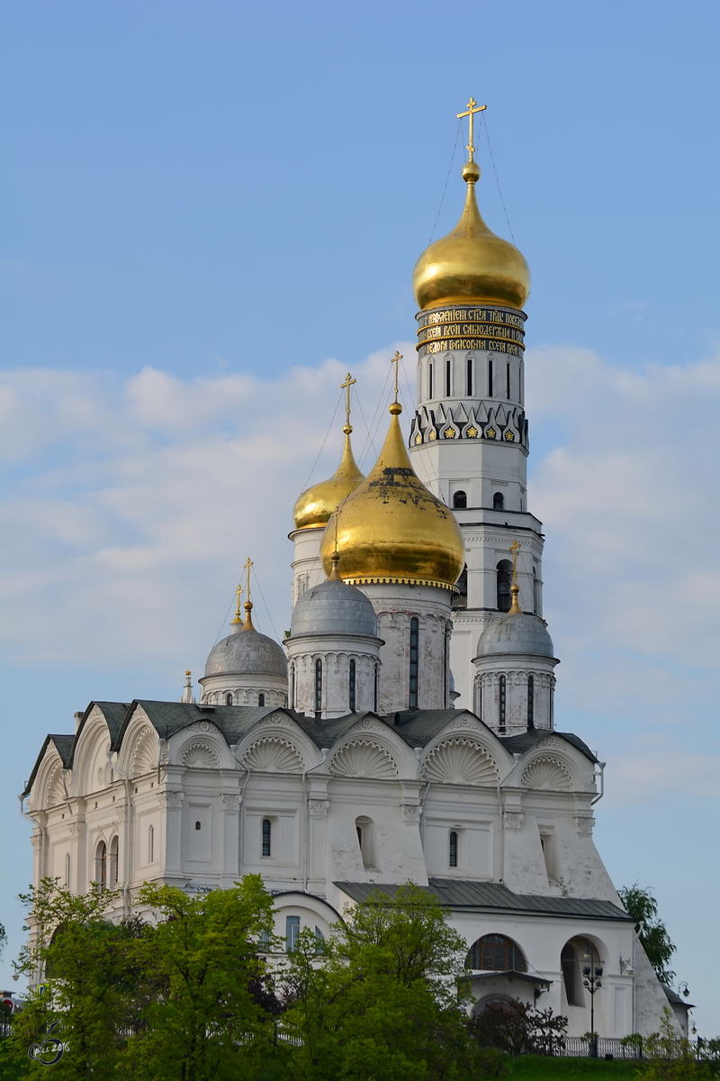 Die Erzengel-Michael-Kathedrale innerhalb der Moskauer Kreml-Mauern. (Mai 2016)