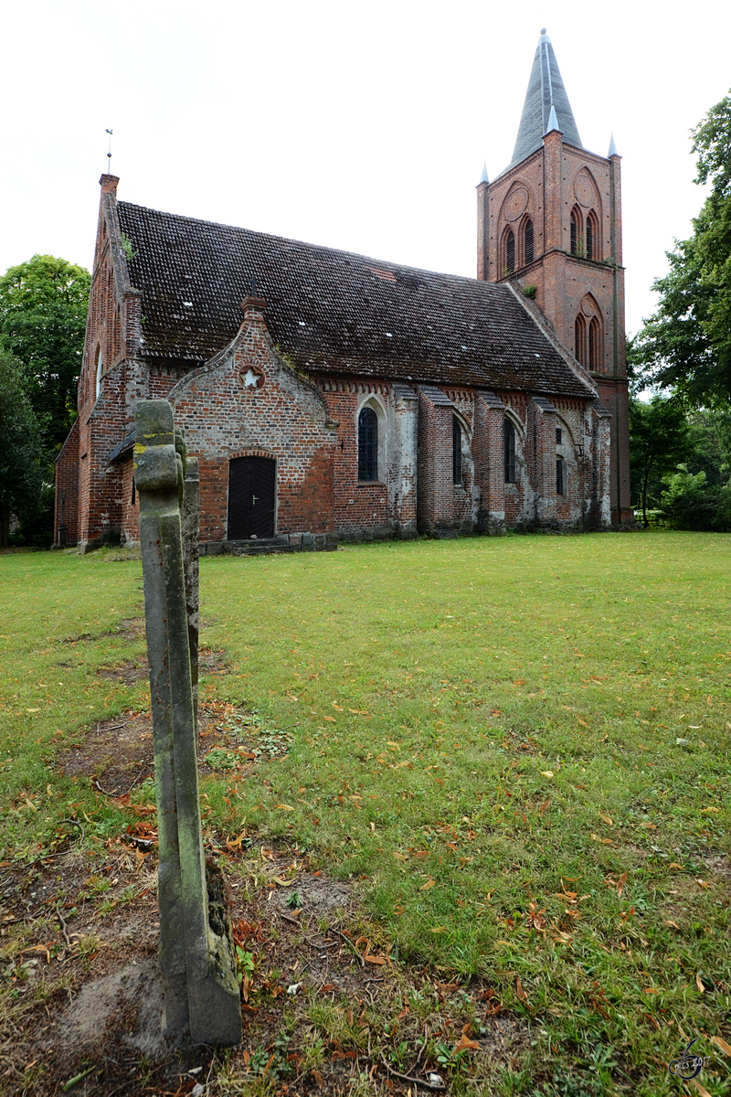 Die evangelische Heilig-Kreuz-Kirche ist eine im 14. Jahrhundert erbaute gotische Hallenkirche. (Kemnitz, September 2013)