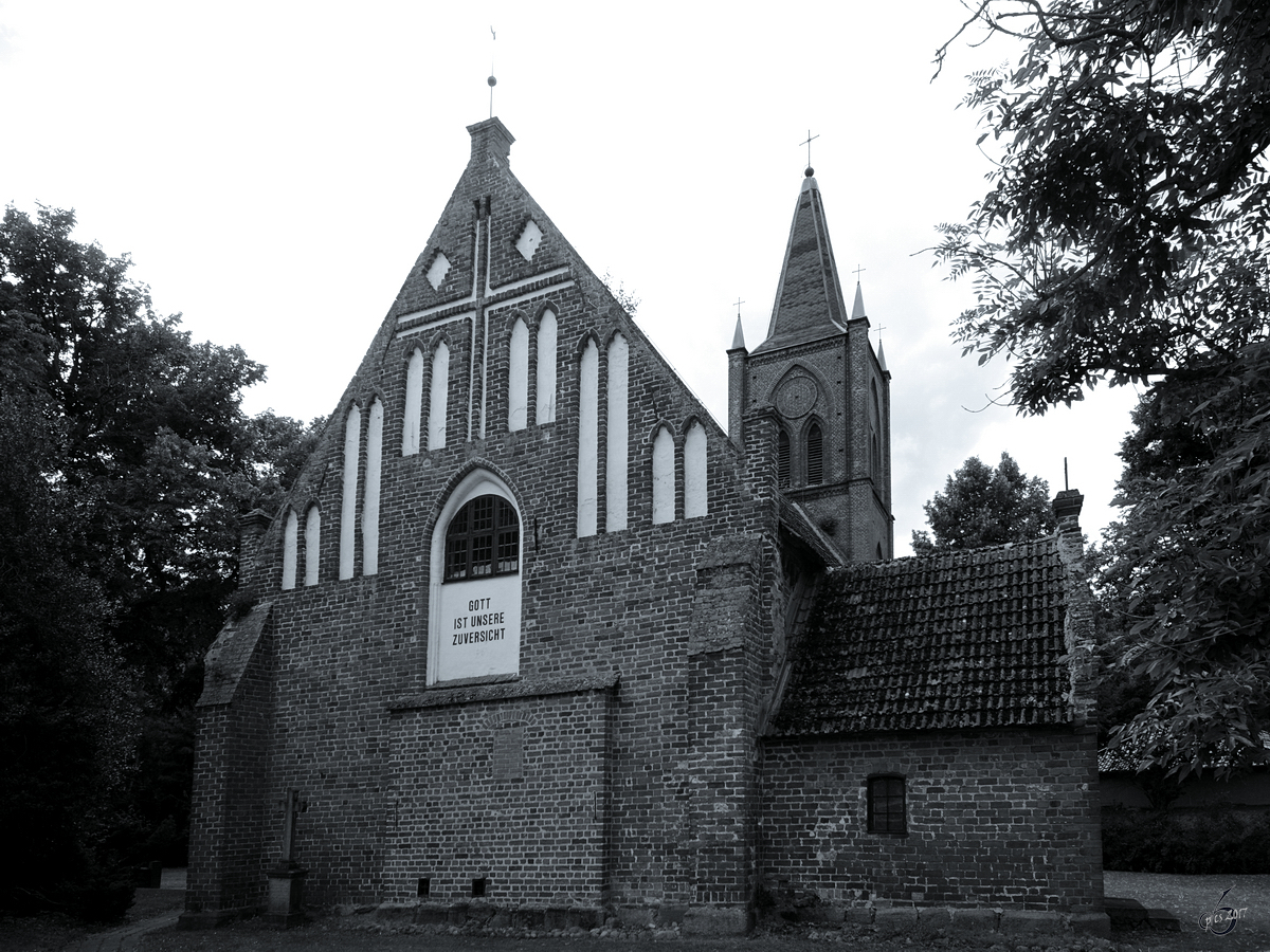 Die evangelische Heilig-Kreuz-Kirche ist eine im 14. Jahrhundert erbaute gotische Hallenkirche. (Kemnitz, September 2013)