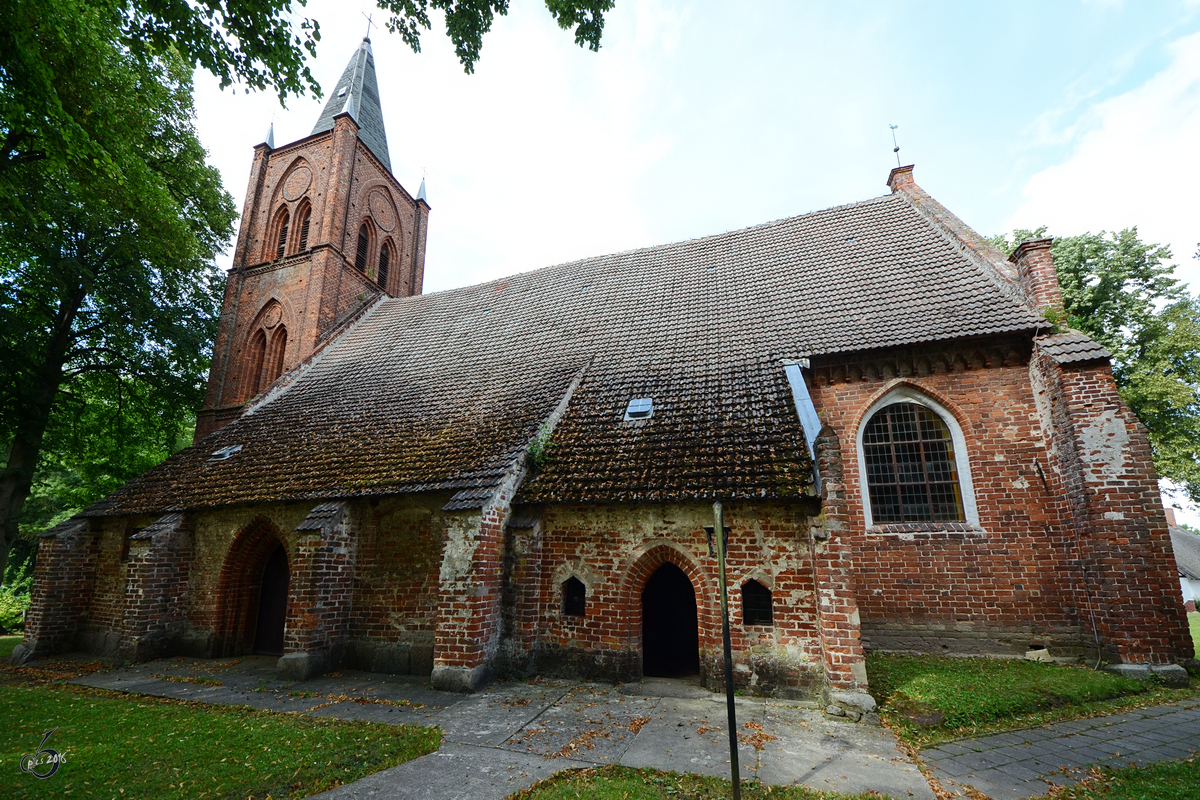 Die evangelische Heilig-Kreuz-Kirche ist eine im 14. Jahrhundert erbaute gotische Hallenkirche. (Kemnitz, September 2013)