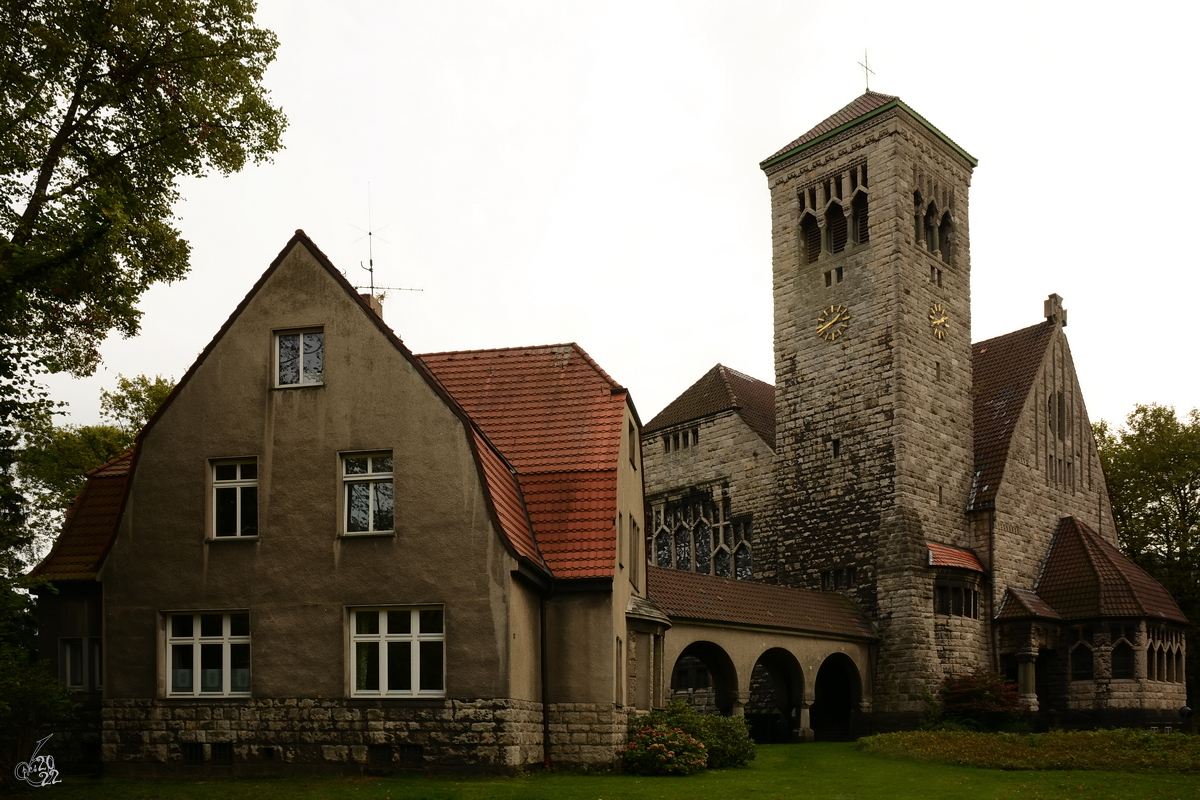 Die evangelische Lutherkirche steht in Bochum am Rande des Stadtparkviertels. (September 2014)