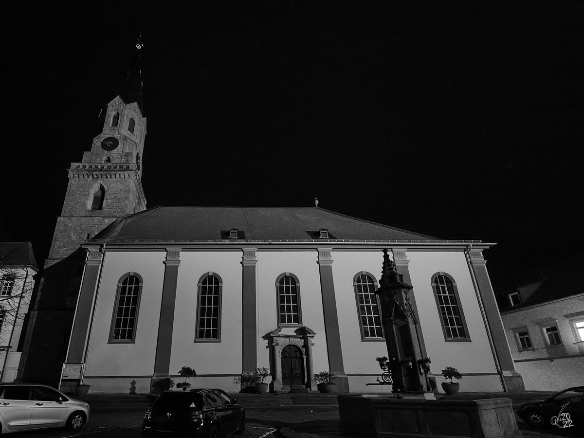 Die evangelische Stadtirche in Edenkoben wurde von 1739 bis 1740 erbaut und hat einen im sptgotischen Stil gestalteten Turm, sowie ein barockes Kirchenschiff. (Dezember 2014)
