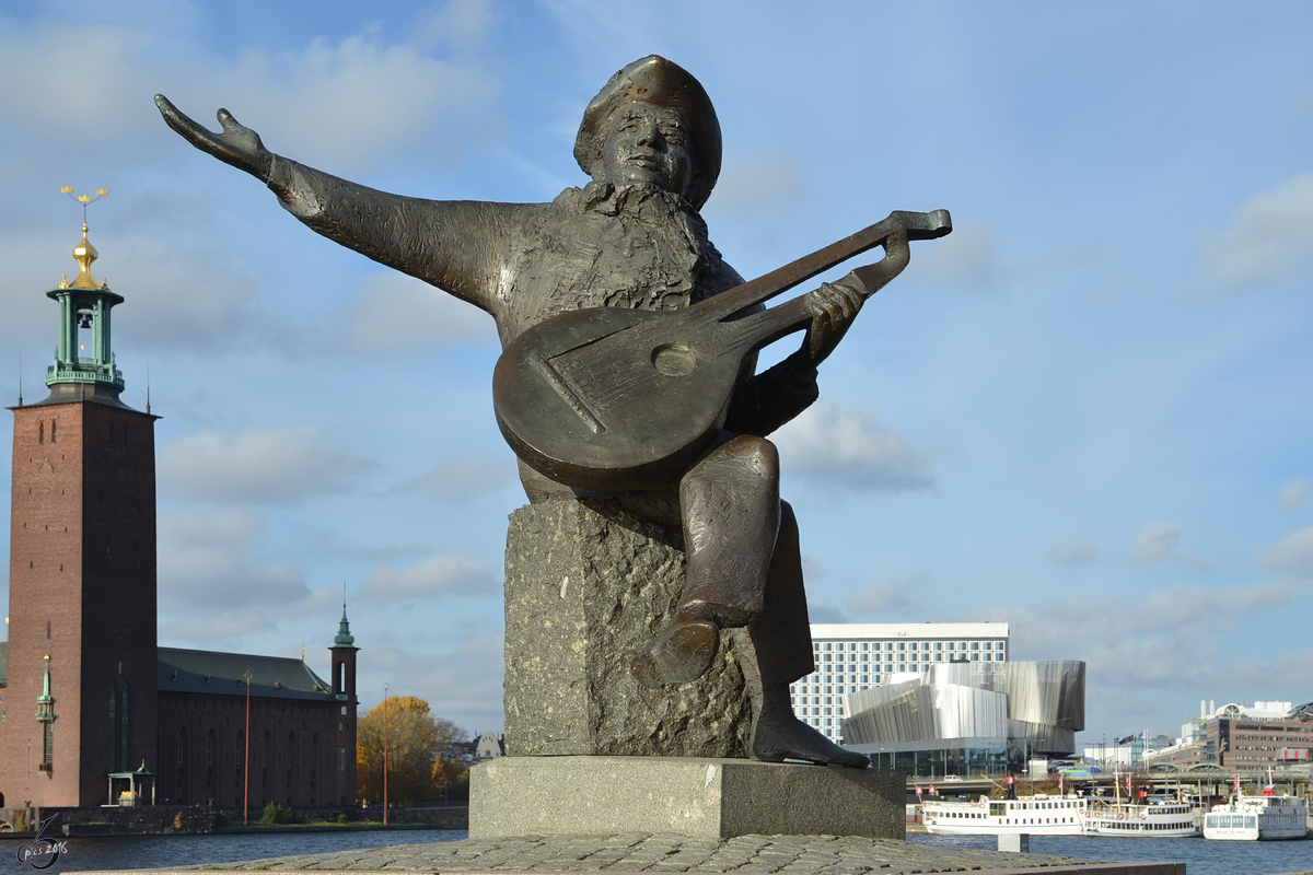 Die Evert-Taube-Skulptur im Hafen von Stockholm. (Oktober 2011)