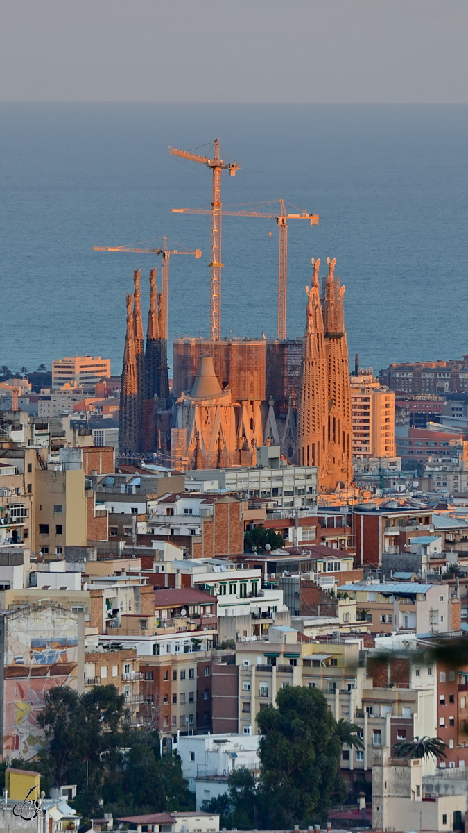 Die  ewige Baustelle  - die 1882 begonnene Sagrada Famlia - ist von einem der beiden Hausberge Barcelona´s, dem 512 Meter hohen Berg Tibidabo gut zu sehen. (Februar 2013)