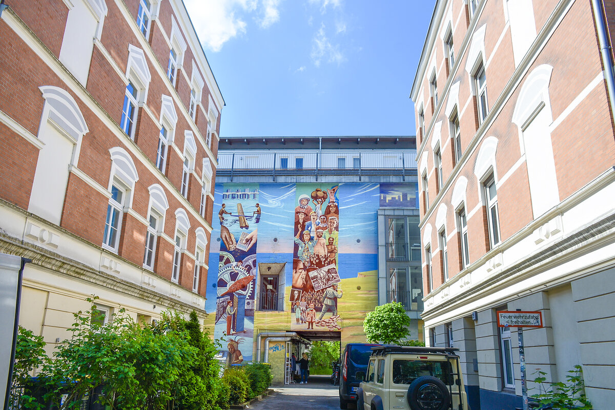 Die Falkenried-Terrassen sind ein denkmalgesch�tztes Wohnquartier in Hamburg-Hoheluft-Ost. Die Wandmalerei im Bereich Falkenried  befindet sich auf dem dortigen Hochbunker an der L�wenstra�e 27a. Aufnahme: 19. Mai 2026.