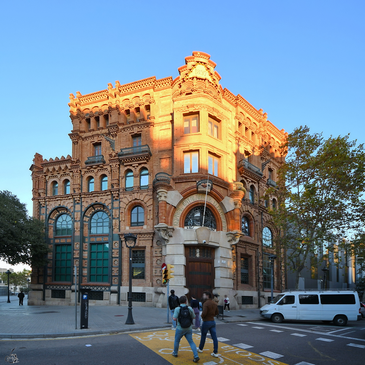 Die Fassade des ehemaligen Katalanische Elektrizittswerkes (Central Catalana de Electricidad), welches von 1896 bis 1899 erbaut wurde.
