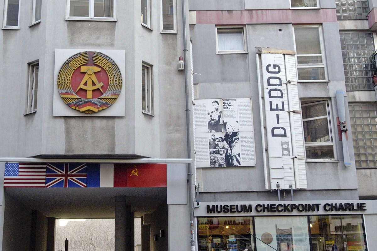 Die Fassade des Hauses am Checkpoint Charlie in Berlin. Aufnahme: April 2007.