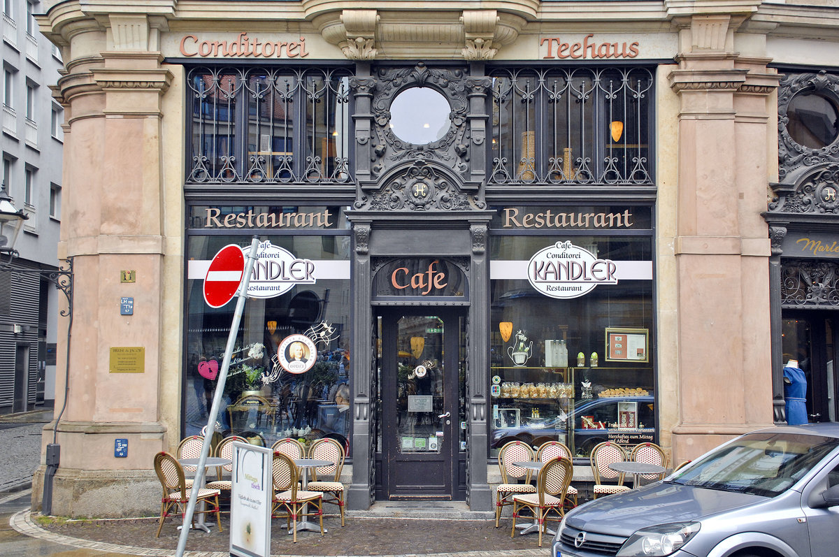 Die Fassade von Konditorei und Restaurant Kandler am Thomaskirchhof in Leipzig. Aufnahme: 29. April 2017.