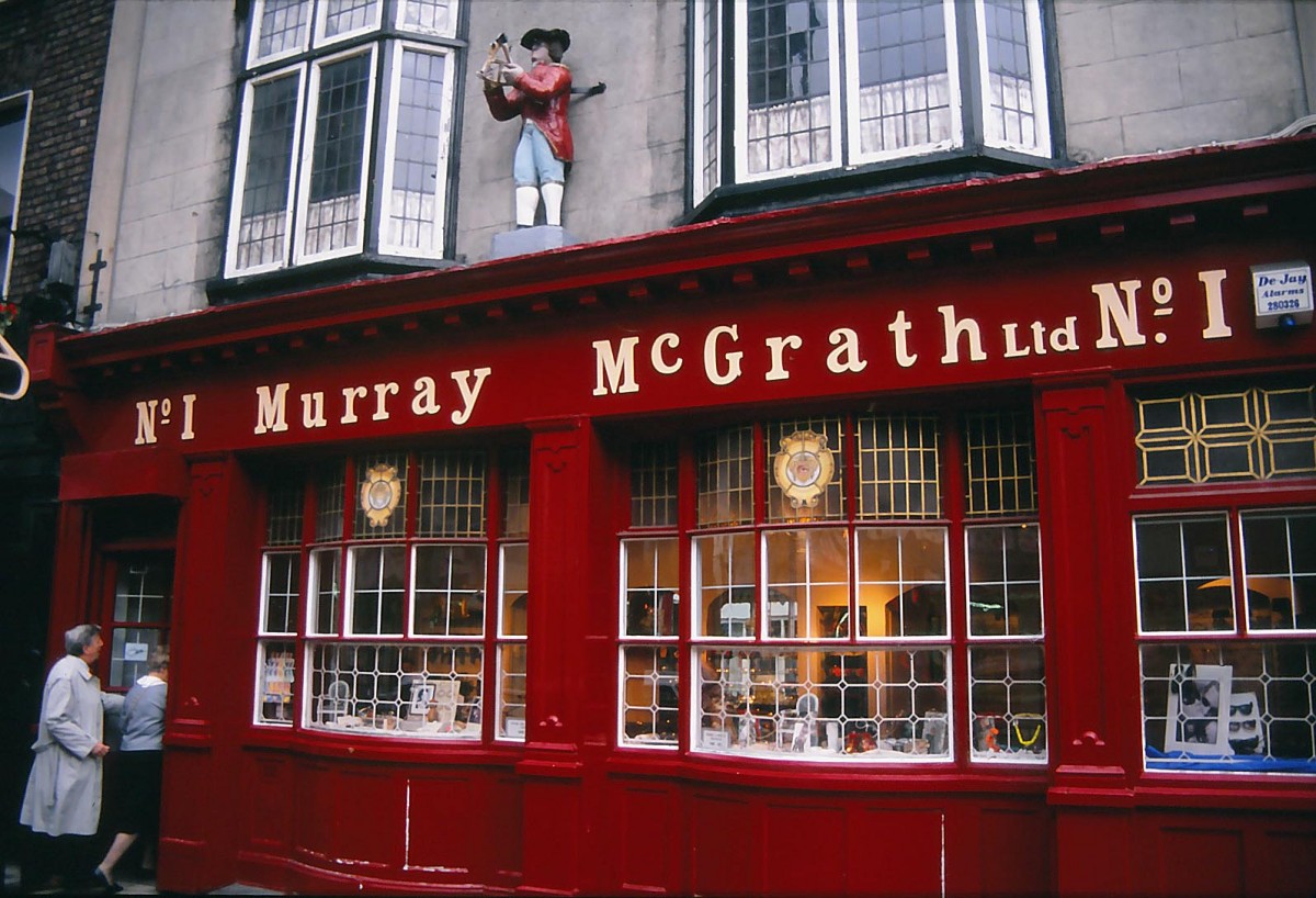 Die Fassade vom Optiker Murray McGrath Ltd, Duke Street 2 in Dublin. Aufnahme: Juni 1991 (Bild vom Dia).