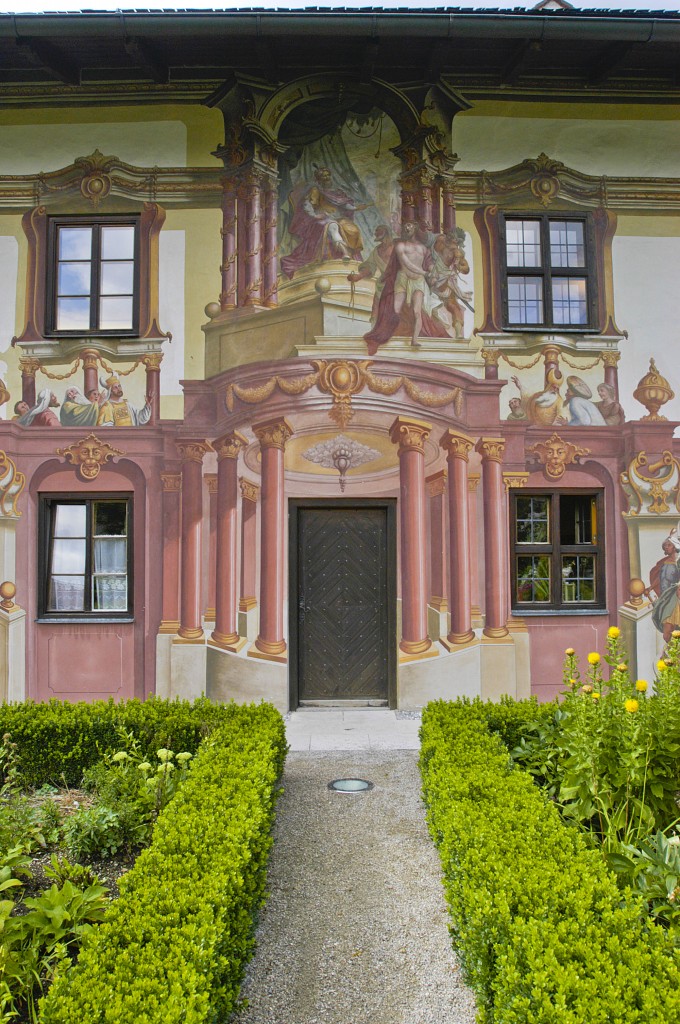 Die Fassade vom Pilatushaus in Oberammergau. Aufnahme: Juli 2008.