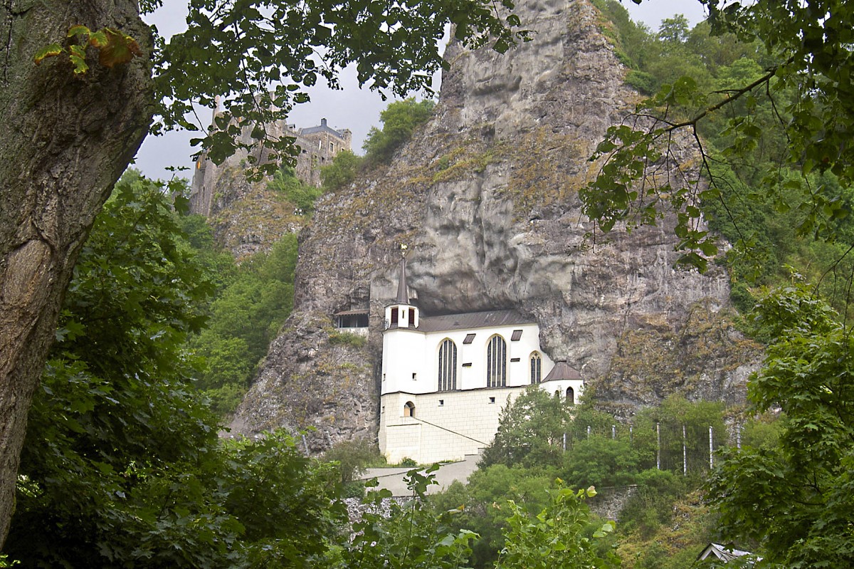 Die Felsenkirche in Idar-Oberstein.  Um das Innere der Kirche zu betreten, muss man durch einen 1980/81 in den Felsen geschlagenen Tunnel gehen. Aufnahme: Juli 2005.