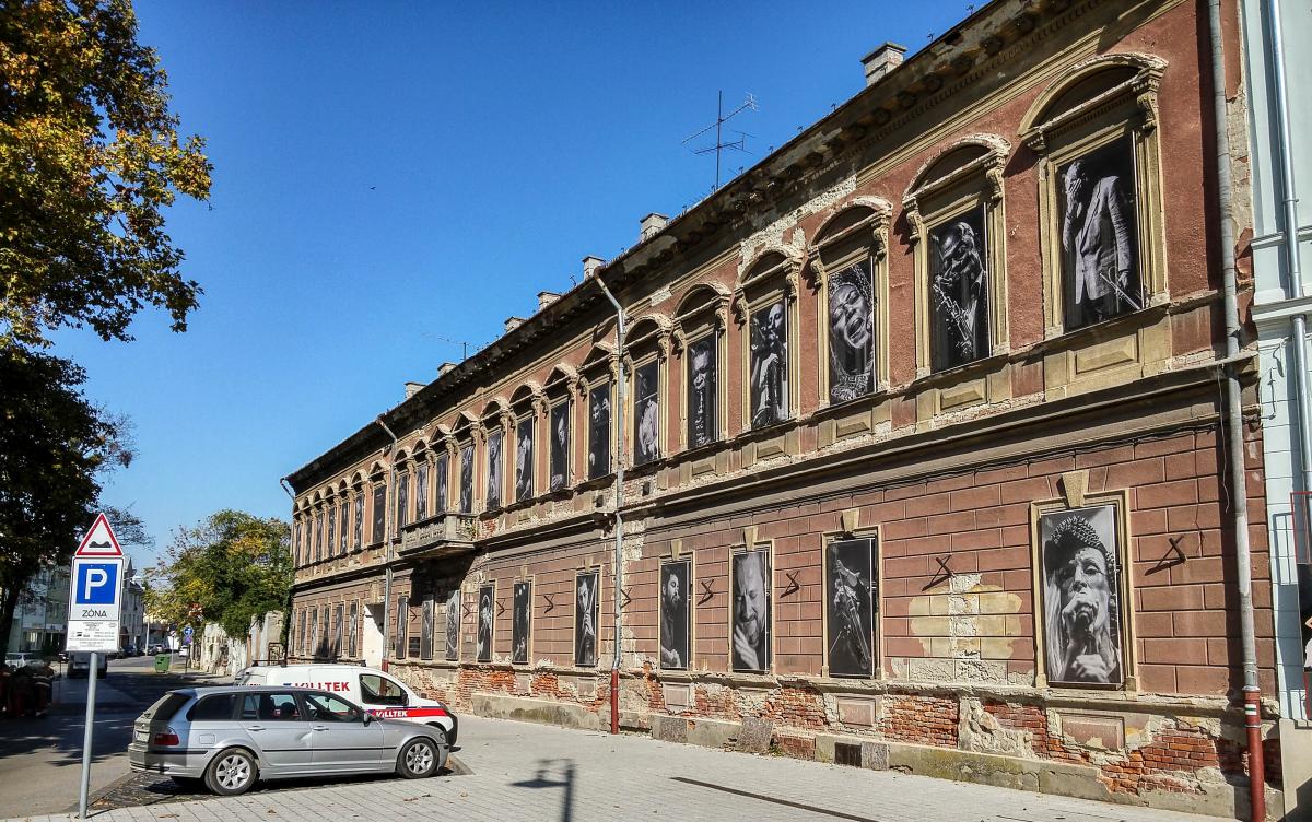Die Fenstern dieses unbewohnbares Hauses wurden mit Bilder von verschiedenen Künstlern bedeckt. Vom Hinterhof öffnen sich zwei Ausstellungen des Ungarischen Plakatmuseums und vom Thúry György Museum. Aufnahme: 19.10.2017