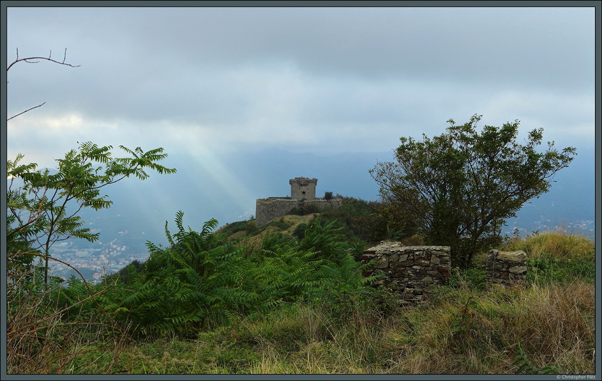 Die Festung Fratello Minore gehrt zu den zahlreichen kleineren Festungen am Nordrand von Genua. Sie wurde 1832 fertiggestellt. (Genua, 23.09.2018)