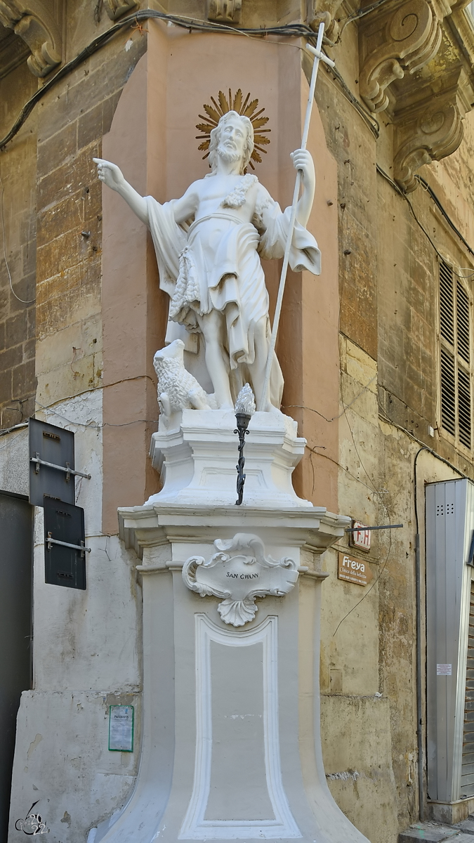 Die Figur des Heiligen Johannes an einer Hausecke in der Innenstadt von Valletta. (Oktober 2017)