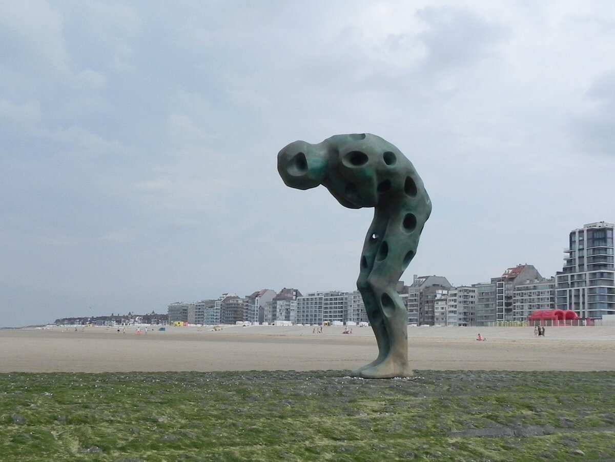 Die Figur  Tomorrow man, made by the sea  am 20.07.22 am Strand von Knokke-Heist, an der belgischen Kste.  Die Figur ist buchstblich den Elementen ausgesetzt: Ebbe und Flut, Sonne, Wind und Regen. Und genau darin liegt die Symbolik, die Cathrine Franois, eine in Belgien geborene Knstlerin,  in ihrer Bildhauerei zum Ausdruck bringen will: der Kampf der Menschheit gegen die Natur.  (Text: www.myknokke-heist.be).