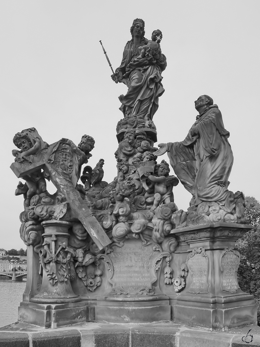 Die Figurengruppe der Madonna und des Heiligen Bernhard stammt aus dem Jahr 1708. (Karlsbrcke Prag, September 2012)