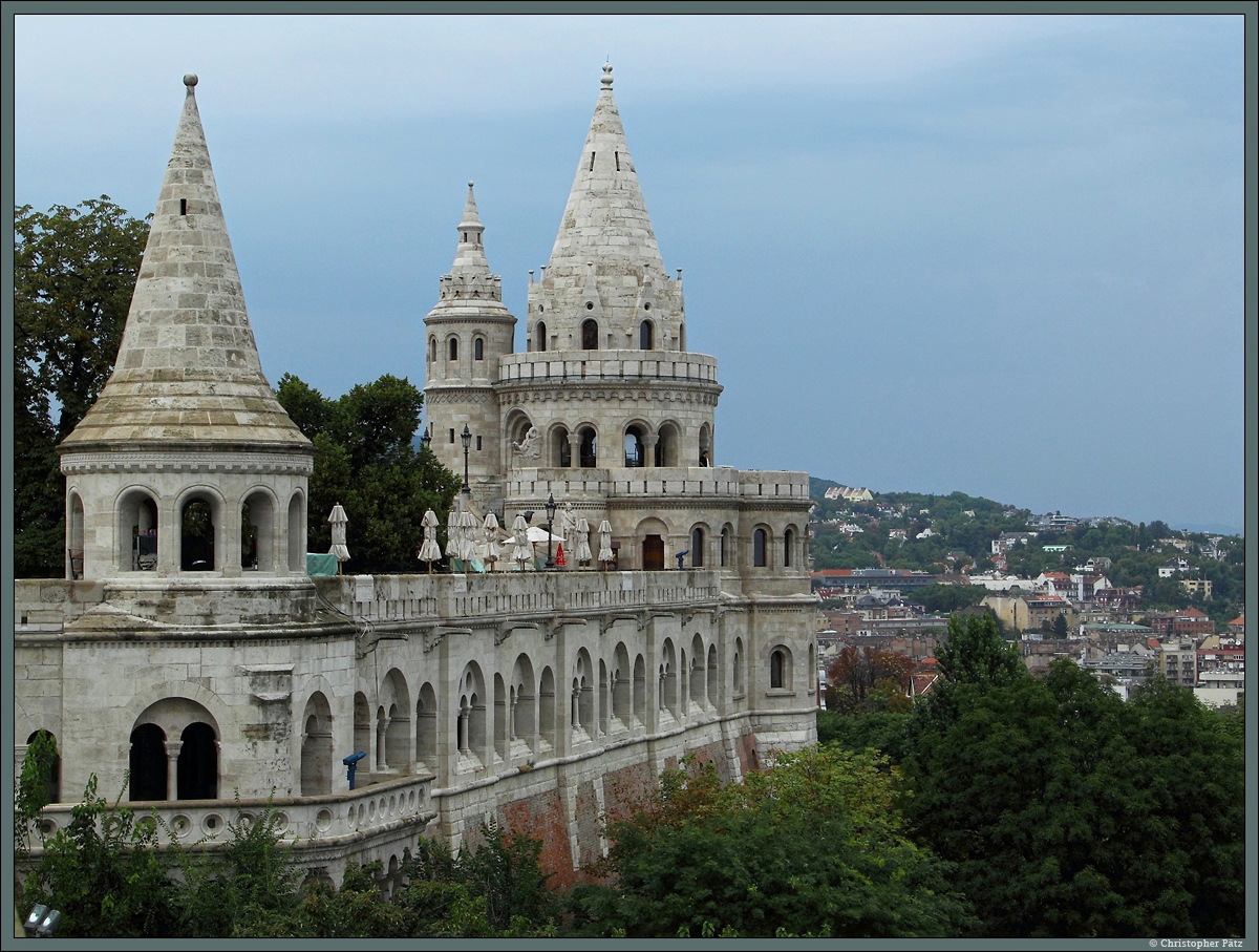Die Fischerbastei im Burgviertel wurde 1895 bis 1902 errichtet und bietet einen schnen Blick ber Budapest. (20.08.2014)