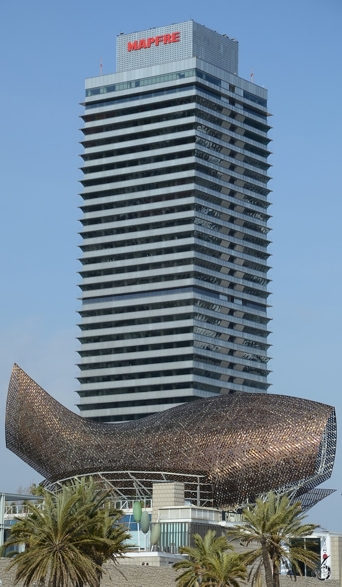 Die fischfrmige Skulptur  Pez Dorado  vor dem Mapfre-Hochhaus hat eine Lnge von 56 Metern und einer Hhe von 35 Metern. (Barcelona, Februar 2012)