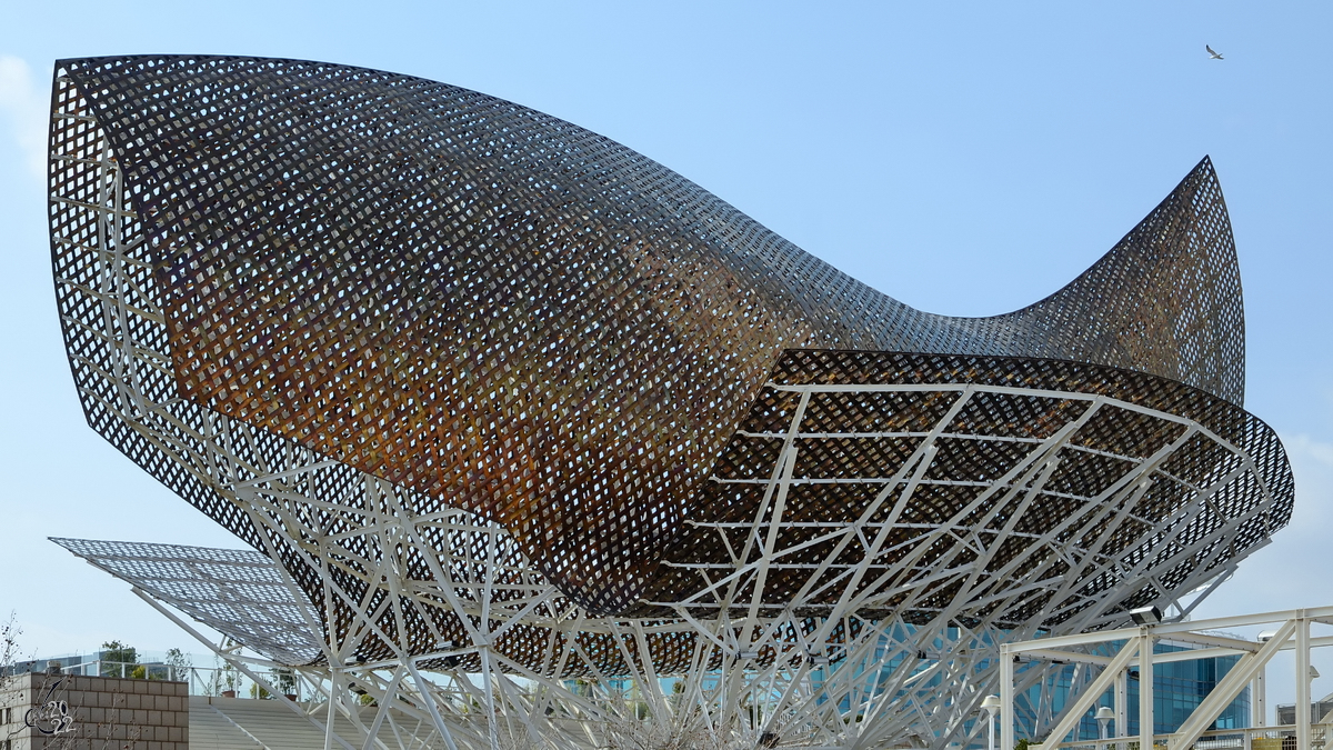 Die fischfrmige Skulptur  Pez Dorado  hat eine Lnge von 56 Metern und einer Hhe von 35 Metern. (Barcelona, Februar 2012)