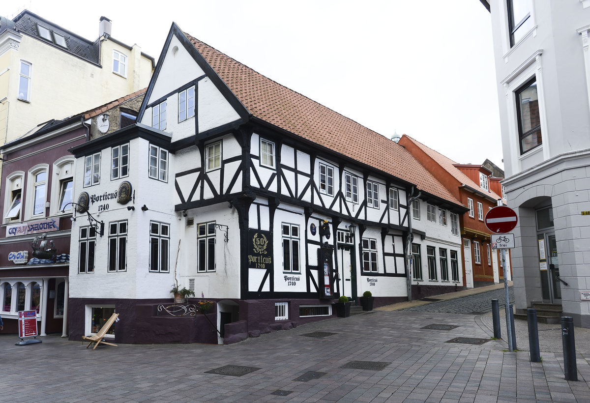 Die Flenbsburger Kneipe Porticus. Unzhlige Anekdoten ranken sich um die Geschichte des nicht erst 1740, sondern laut Denkmalschtzer Eiko Wenzel vermutlich noch frher erbauten Fachwerkhauses, das schon vor dem Porticus gastronomisch genutzt wurde. Das Gebude an sich ist ein architektonisches Juwel – was sich darin abspielte, legendr. Otto, der Komiker, soll hier einst fr eine Gage von 90 D-Mark seine Spe gemacht haben. Aufnahme: 11. Juli 2020.