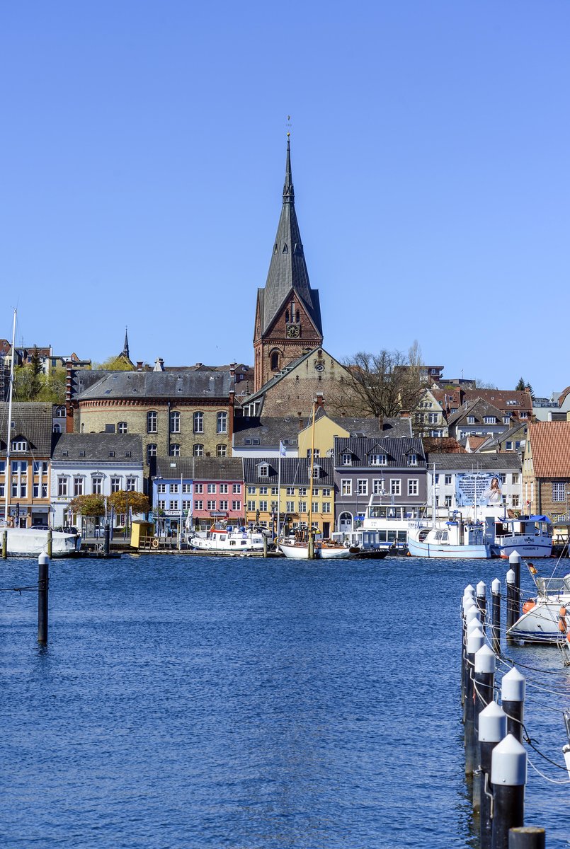 Die Flensburger Marienkirche und Huser am Willy-Brand-Platz vom Osthafen aus gesehen. Aufnahme: 21. April 2020.