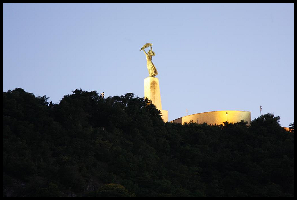 Die Freiheitsstatue auf dem Gellert Berg in Budapest. Die Aufnahme entstand am 19.6.2017 vom Schiff aus auf der Donau!