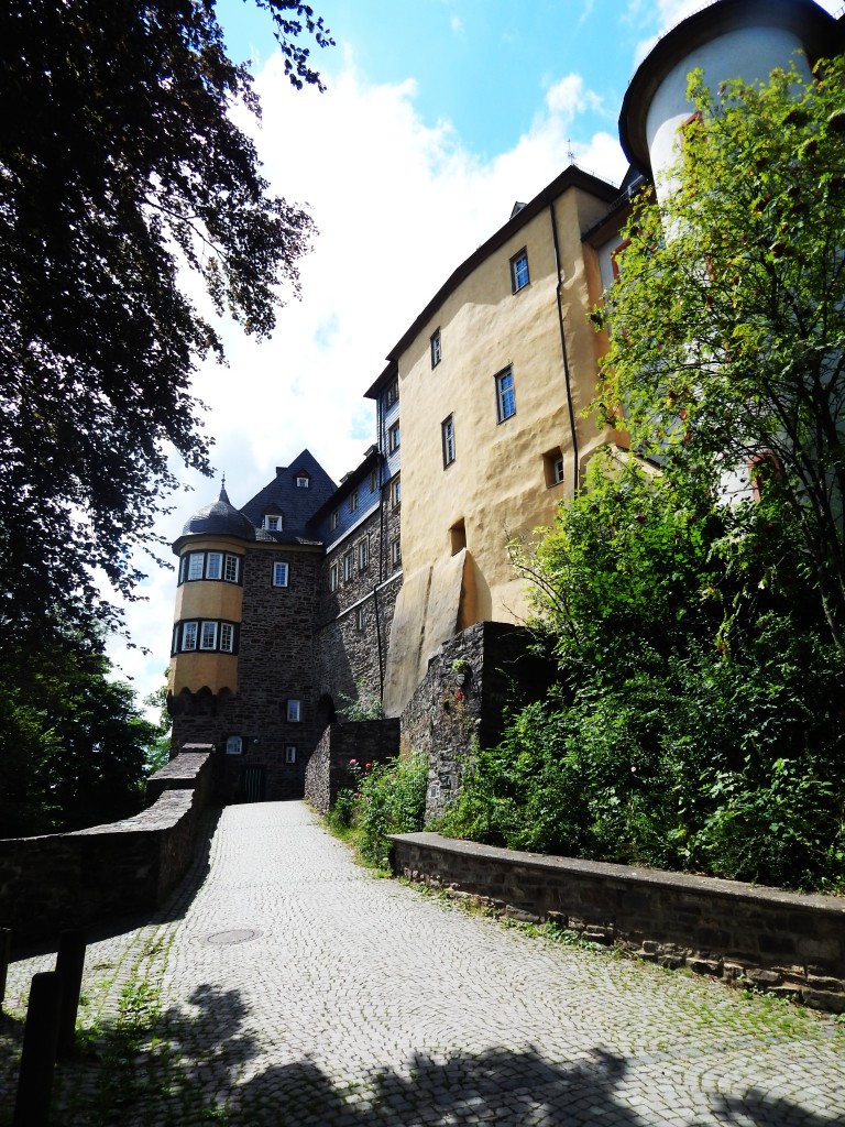 Die FREUSBURG bei KIRCHEN/BETZDORF-SIEG am 25.7.2014-vermutlich vielen von
einem Klassenfahrt- oder Freizeitaufenthalt in der dort beheimateten Jugendherberge
hoch ber dem Siegtal bekannt...