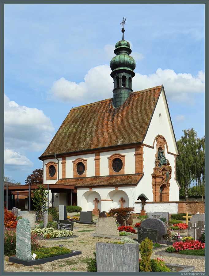 Die Friedhofskapelle von Riegel am Kaiserstuhl wurde 1904 - 1907 erbaut und steht seit 2014 unter Denkmalschutz. (Riegel, 30.09.2023)