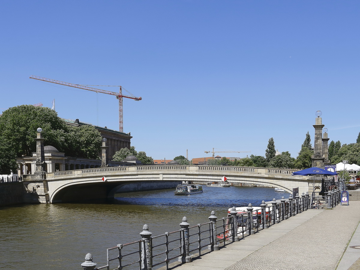 Die Friedrichsbrcke in Berlin Mitte ber die Spree am 06. Juni 2018