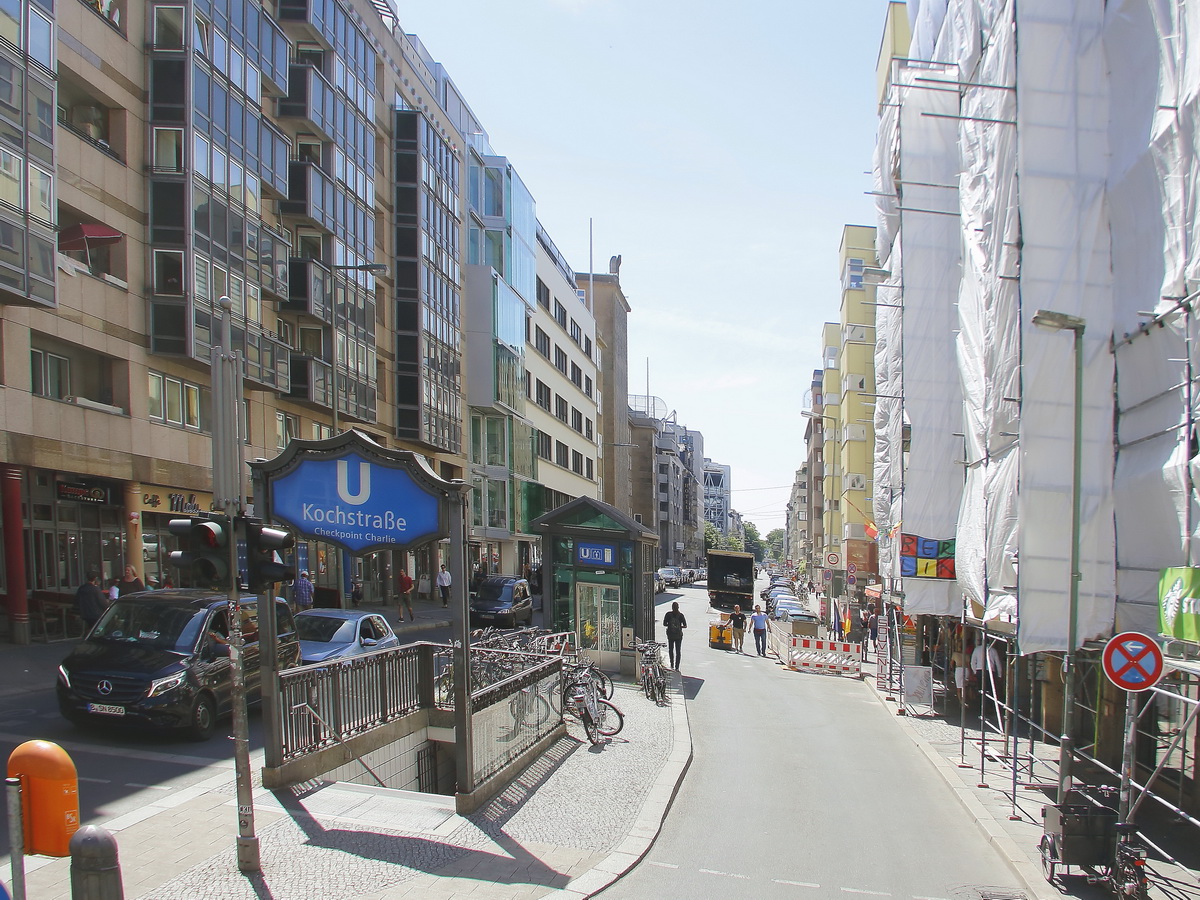 Die Friedrichstrae in Berlin nahe dem Checkpoint Charlie am U-Bahnhof Kochstrae am 06. Juni 2018.