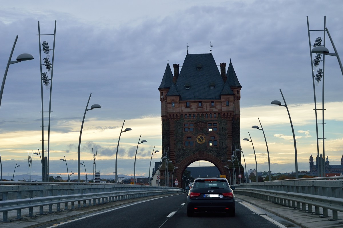 Die frisch renovierte Rheinbrcke in Worms ist wieder erffnet. Hier ist die Ansicht von Rosengarten kommend zu sehen. 20.10.2013