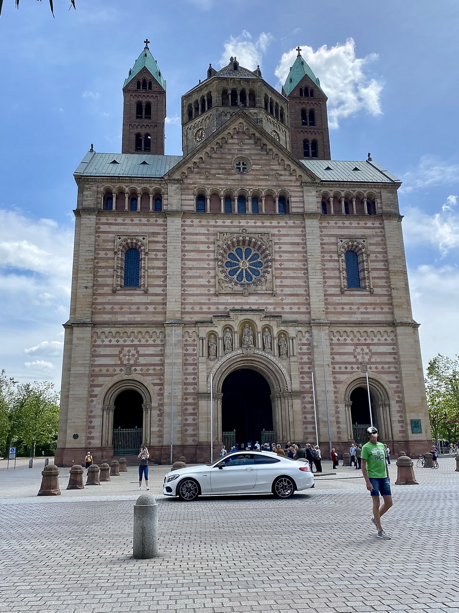 Die Frontansicht des Dom mit dem Dom Platz zu Speyer am 19. Mai 2023.