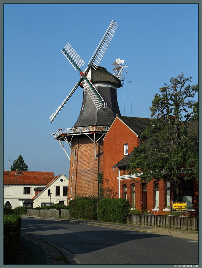 Die Galeriehollnder-Windmhle von Varel wurde 1847/48 erbaut und ist die zweitgrte erhaltene Windmhle Deutschlands. In ihr befindet sich ein Heimatmuseum. (21.08.2015)
