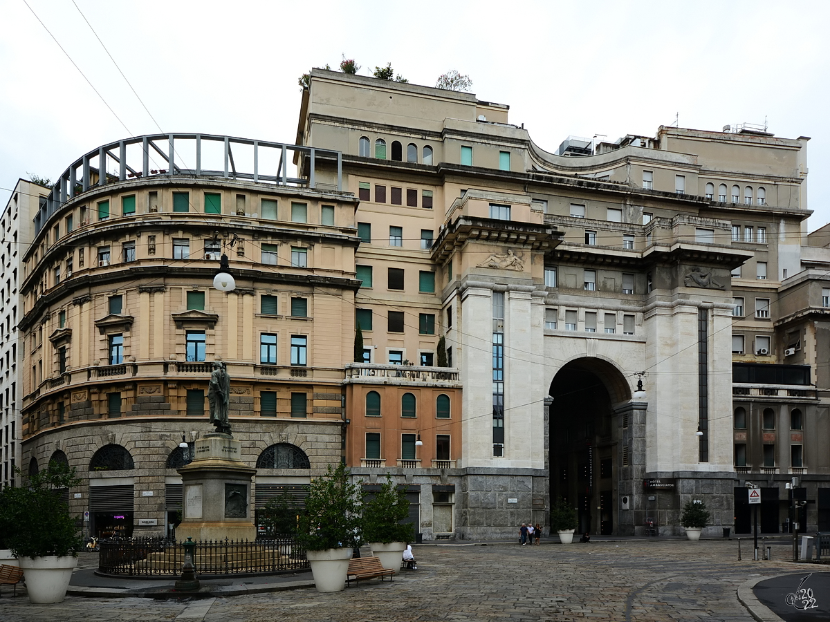 Die Galleria del Corso ist eine von 1923 bis 1931 gebaute Einkaufspassage in Mailand. (Juni 2014)