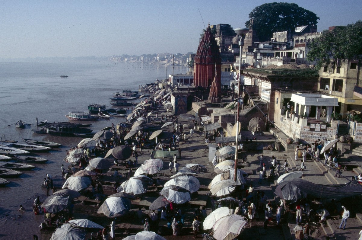 Die Ganga und Varanasi. Aufnahme: Oktober 1988 (Bild vom Dia).