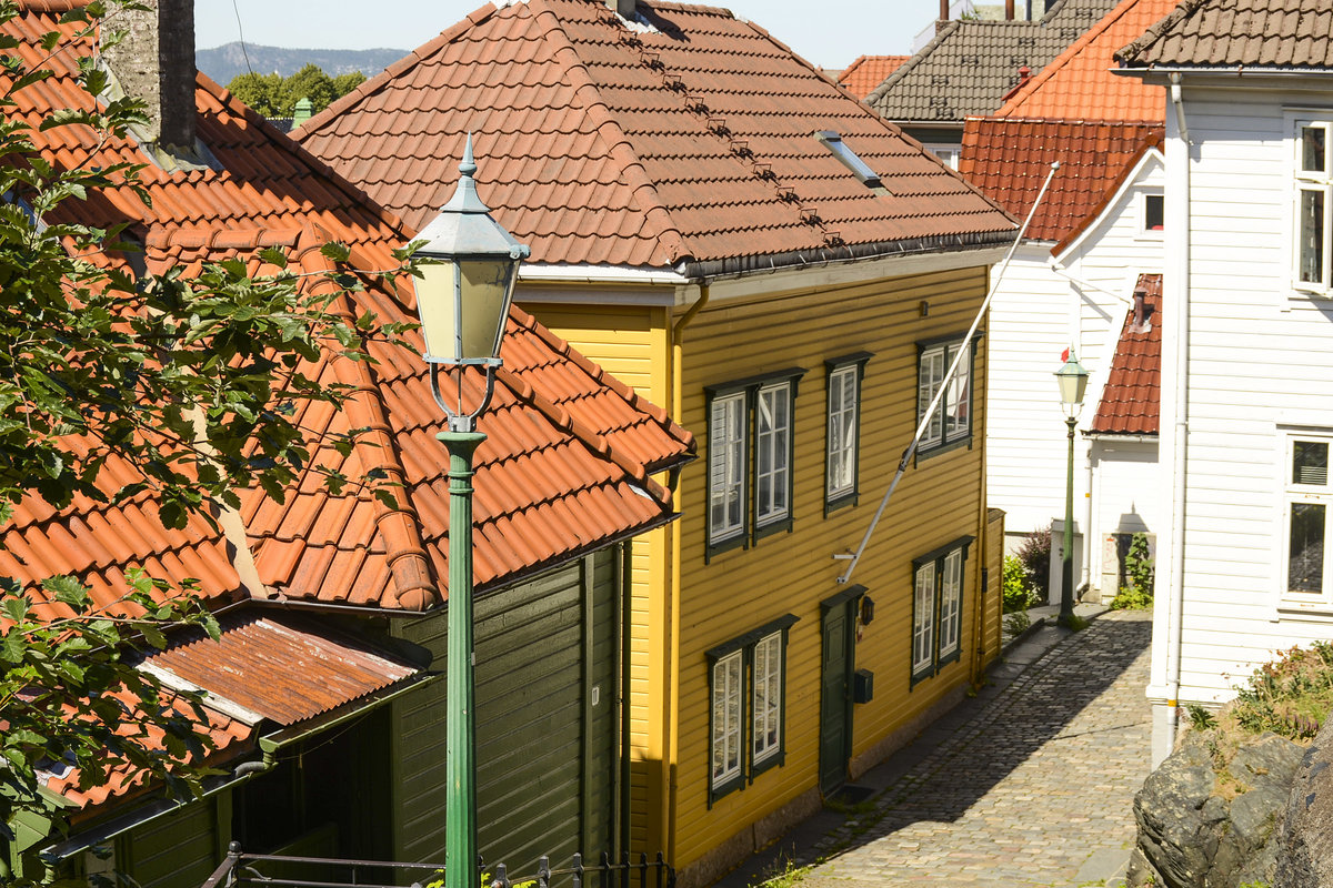 Die Gasse Vetrlidsallmenningen im Bergener Viertel Skansen. Aufnahme: 11. Juli 2018.