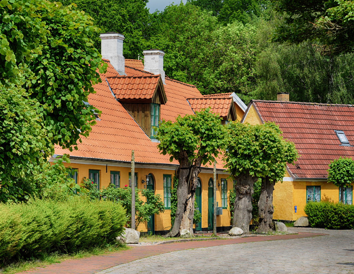 Die Gasse Zur Kupfermhle in der Siedlung Kpfermhle (Gemeinde Harrislee) an der deutsch-dnischen Grenze, die um den gleichnamigen Industriebetrieb (Crusauer Kupfermhle) herum gewachsen ist.
Aufnahme: 1. Juni 2019.