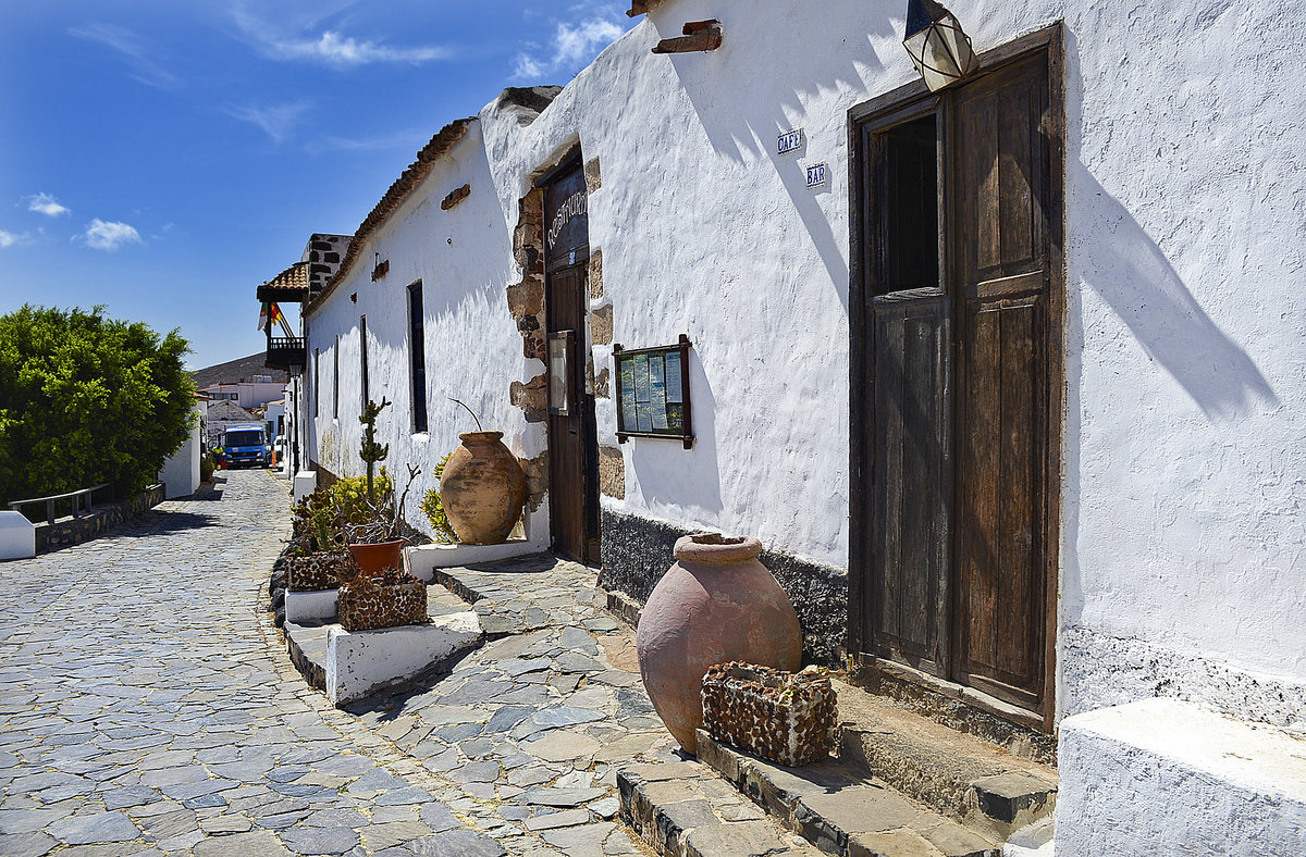 Die Gasse Calla Valtarajal im historischen Dorf Betancuria auf der Insel Fuerteventura. Aufnahme: 20. Oktober 2017.