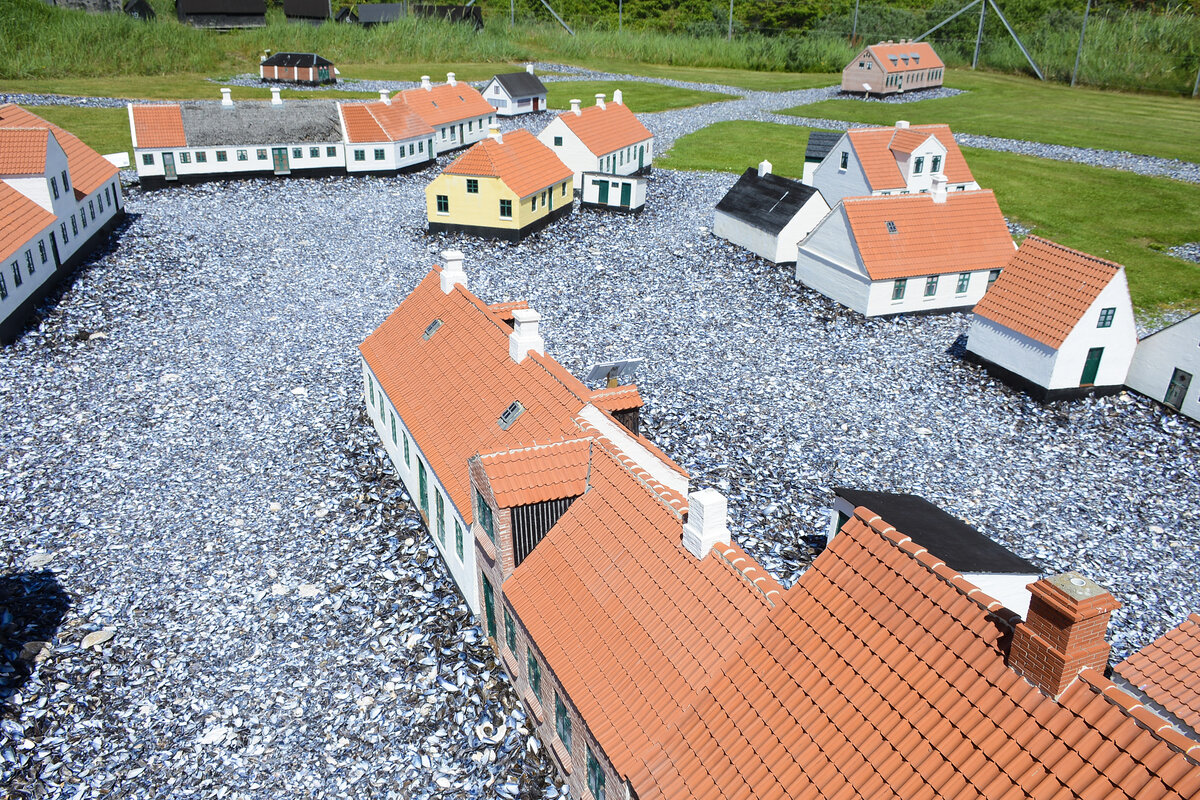 Die Geb�ude in der Miniaturstadt �L�kken Miniby� wurden im Ma�stab 1:10 errichtet und sind auf einem Gel�nde in der Vendsyssel-Plantage ausgestellt, mit Eingang von der S�ndergade in L�kken. Auf dem Gel�nde wurde ein Stra�ennetz im gleichen Ma�stab angelegt, sodass die H�user an ihren urspr�nglichen Standorten korrekt platziert werden k�nnen. Aufnahme: 11. Juni 2026.